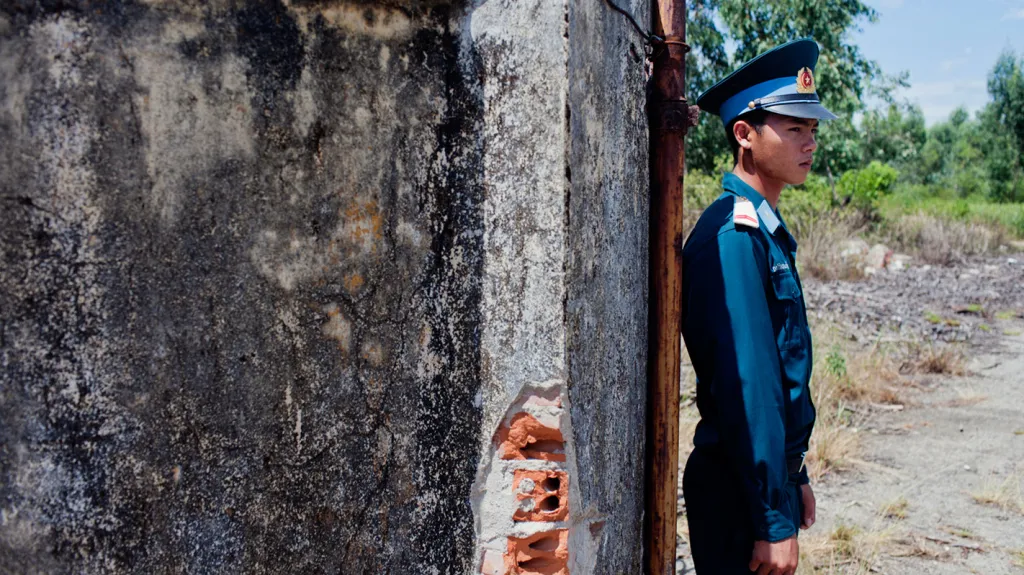 Vietnamský voják hlídá kontaminovanou oblast v Danangu