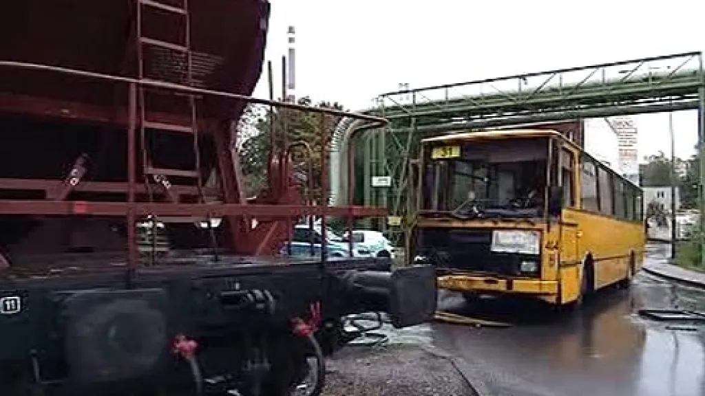 Srážka vlaku s autobusem