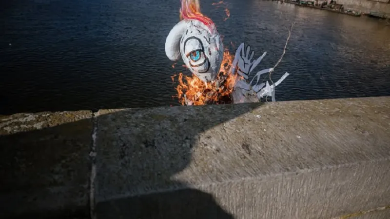 Zapálenou Moranu účastníci průvodu hodili do Vltavy