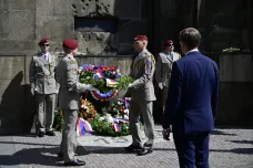 Stovky lidí si v Praze připomněly památku československých parašutistů
