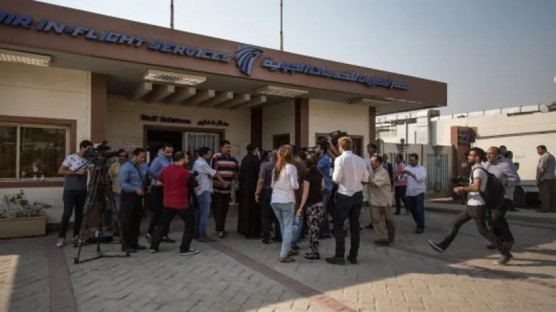 Novináři před centrem, kde se schází rodiny cestujících z Airbusu A320