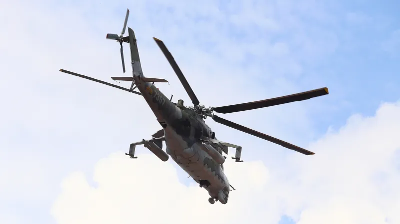 Nad náměstím 1. máje prolétl v nízké výšce třikrát bojový vrtulník