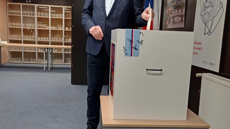 Český velvyslanec na Ukrajině Radek Matula ve volební místnosti na ambasádě v Kyjevě