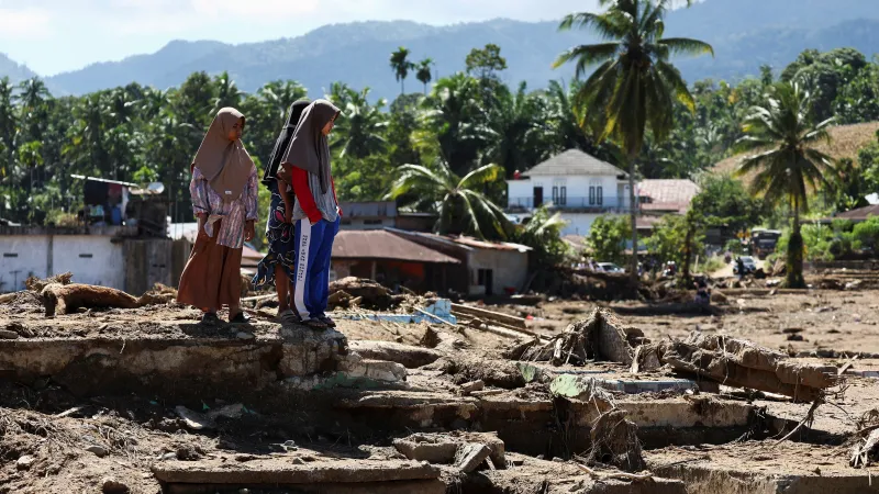 Obyvatelé Sumatry hledí na trosky po ničivých záplavách