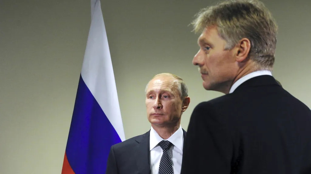 Vladimir Putin a jeho mluvčí Dmitrij Peskov
