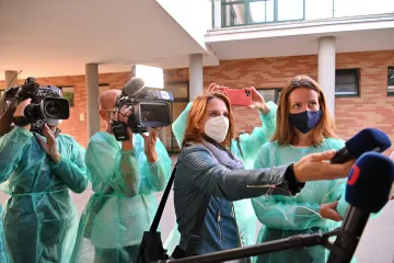 Už rok někteří novináři pracují v krizovém režimu. Nereportují o válce ani zemětřesení, ale o covidu