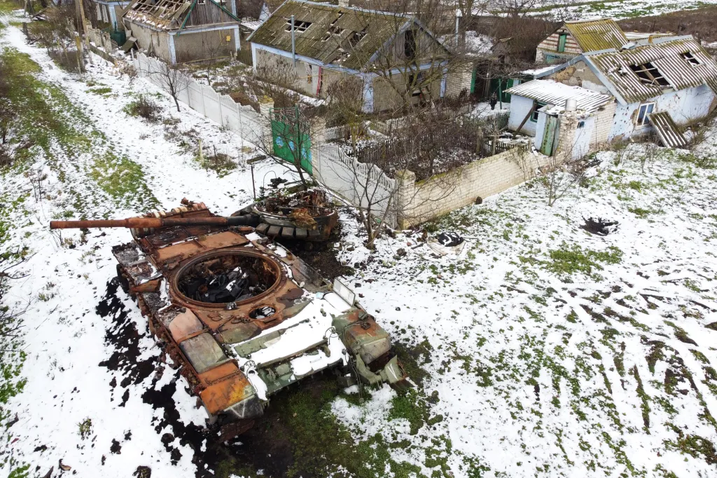 V poli za domy se rozpadá i zničený ruský tank