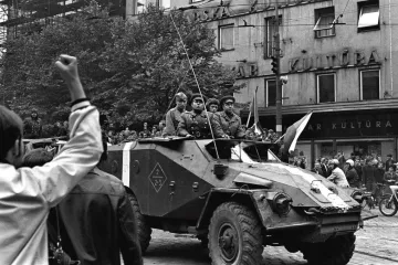 Oni nás porazili tanky, my je hokejem. Invazi 1968 připomíná na 200 fotografií