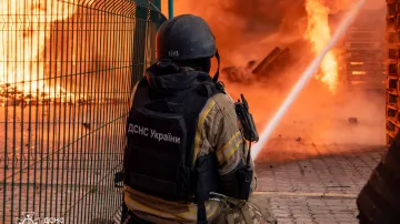 Hasič zasahuje u požáru po ruském útoku v Charkovské oblasti
