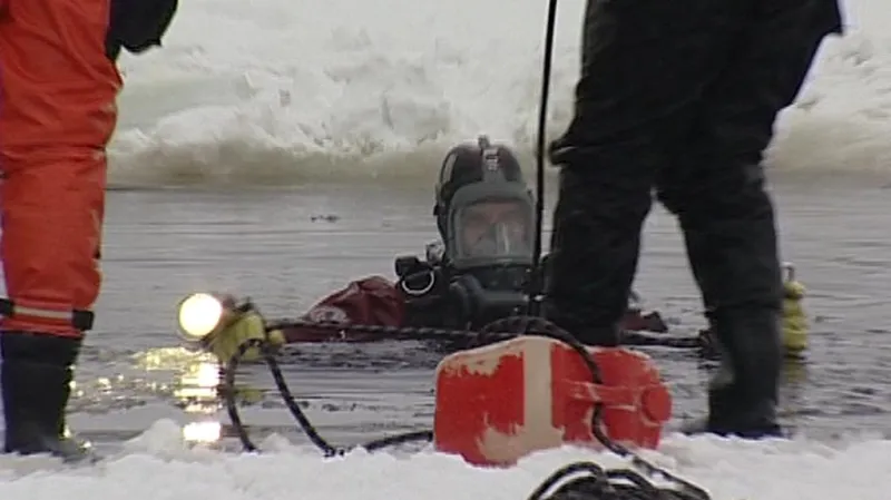 Díra v ledu na Lipně