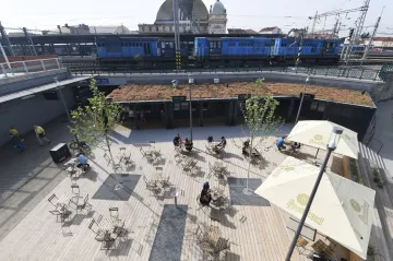 Paluba Hamburk u vlakového nádraží v Plzni nabízí vyhlídkovou věž i občerstvení