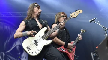 Baskytarista Dirk Schlächter (vlevo) a kytarista Kai Hansen vystoupili s německou skupinou Gamma Ray