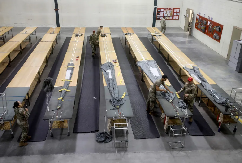 Příprava výsadku 82. výsadkové divize americké armády během cvičení v Kolumbii
