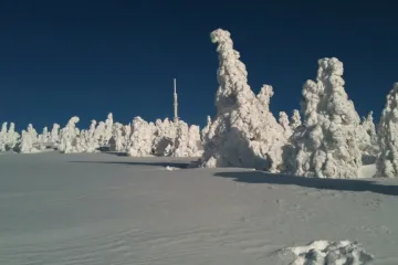 Víkend v Jeseníkách ve znamení lyží i úrazů