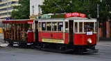 Prahou projíždí historické tramvaje, připomínají výročí 130 let od první elektrické jízdy v Čechách