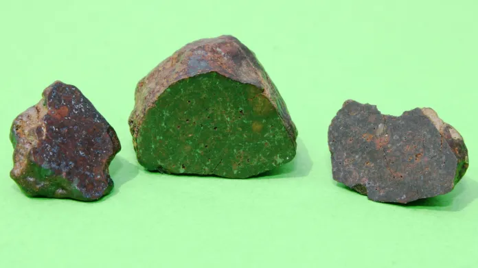 Meteority Benešov, očištěné od nánosů a částečně zbroušené pro analýzu