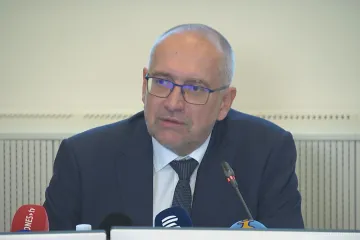 Platy učitelů se budou počítat z roku 2022, řekl Bek. Oznámil miliardu navíc pro vysoké školy