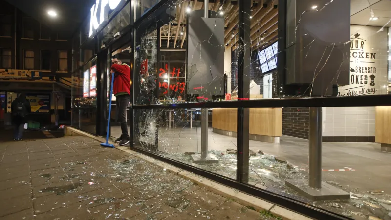 Následky nepokojů v Rotterdamu z noci na 25. ledna