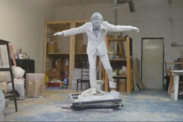 Tábor se dočká sochy Jiřího Hrzána. Herec bude na rodné město shlížet z gymnazijní zídky