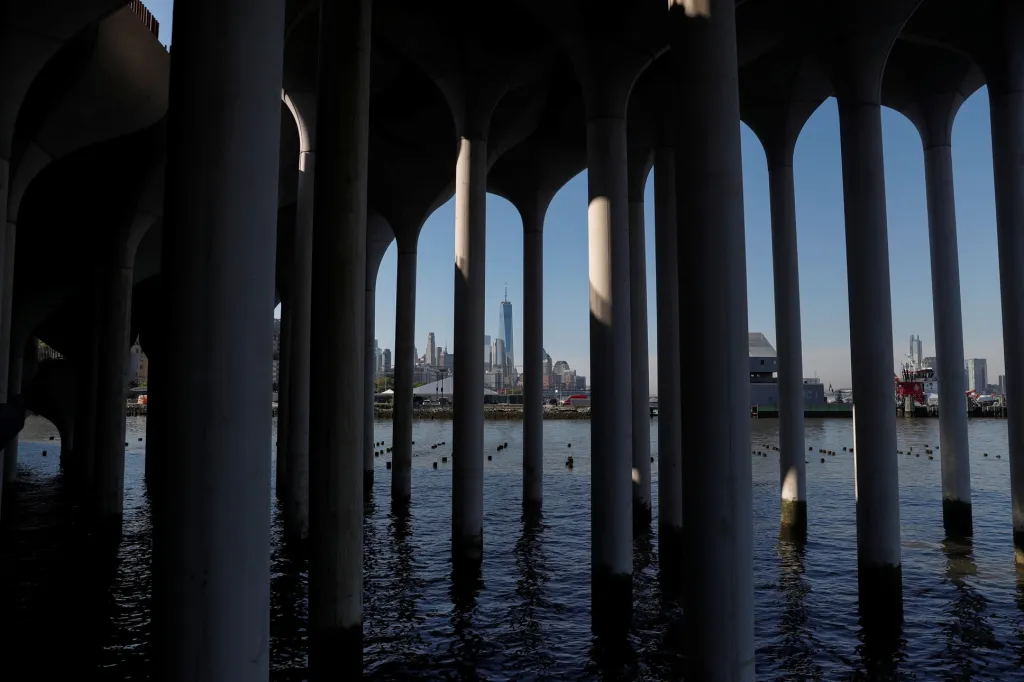 Manhattan mění svoji tvář. Pro návštěvníky otevřel novy umělý ostrov, na kterém vyrostl park