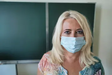 Školy platí desítky tisíc korun za ochranné pomůcky. Některým pomáhají kraje