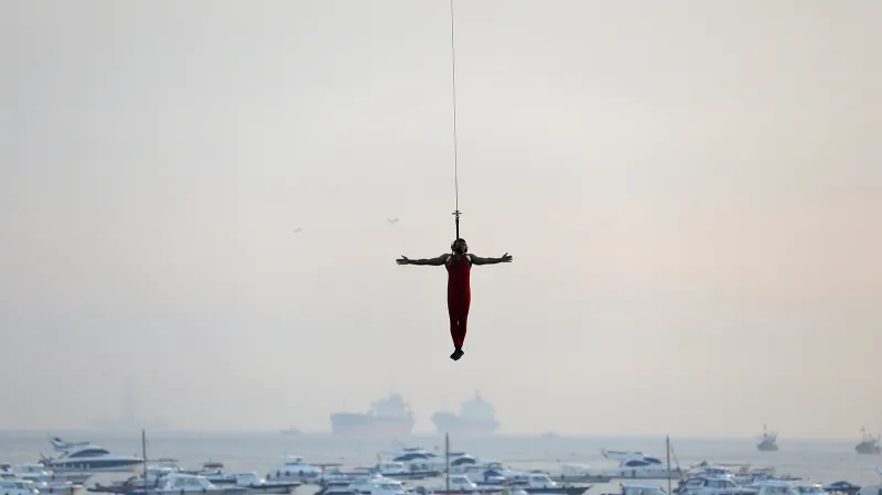 Členové indického námořnictva demonstrují své schopnosti během zkoušky oslav Dne námořnictva v Bombaji.