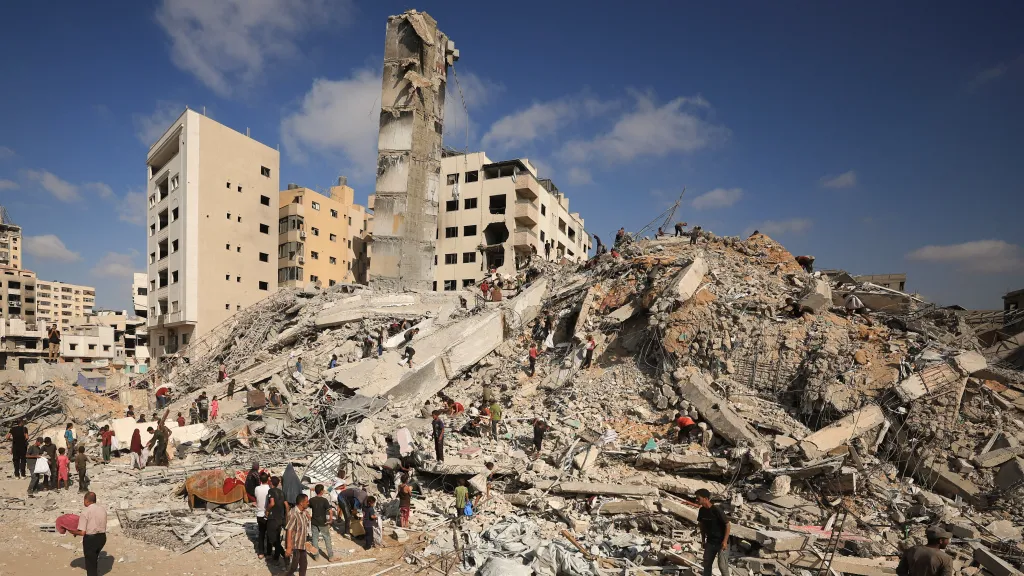 Následky izraelského útoku na budovu ve městě Gaza