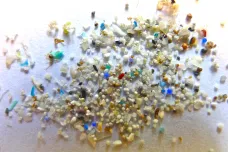 Oceán je zamořený mikroplasty. Vědci je našli i v odlehlých vodách