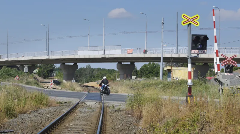 Přejezd a most, který je jeho náhradou