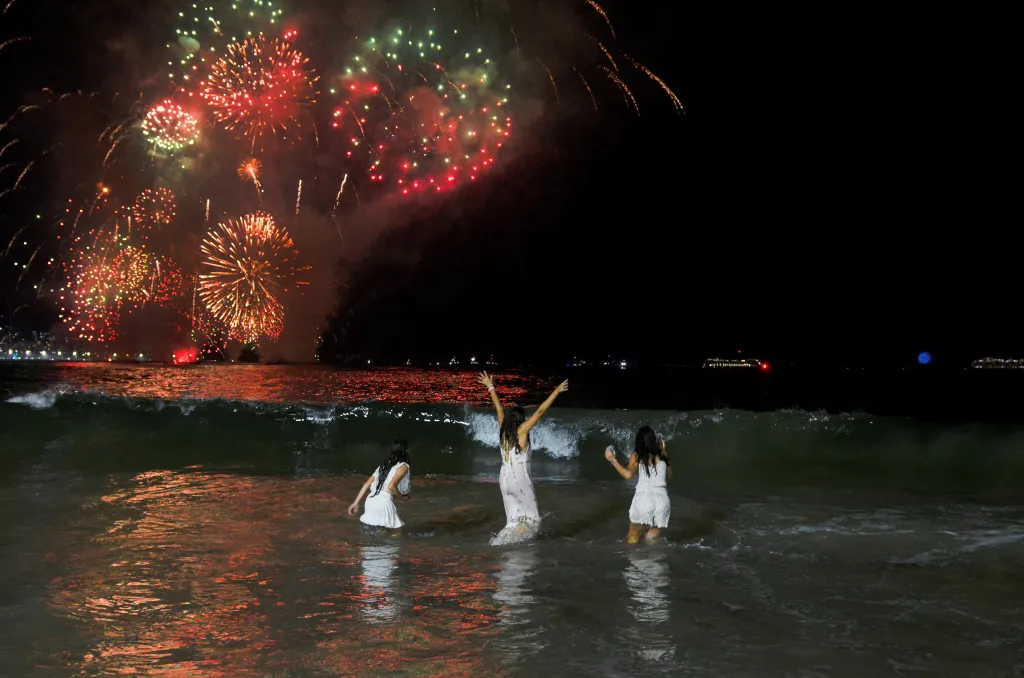 Lidé v Brazílii oslavili příchod nového roku i na Copacabaně