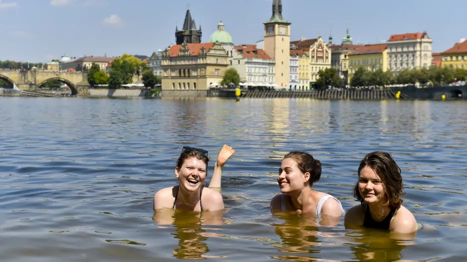 Turisté ve Vltavě