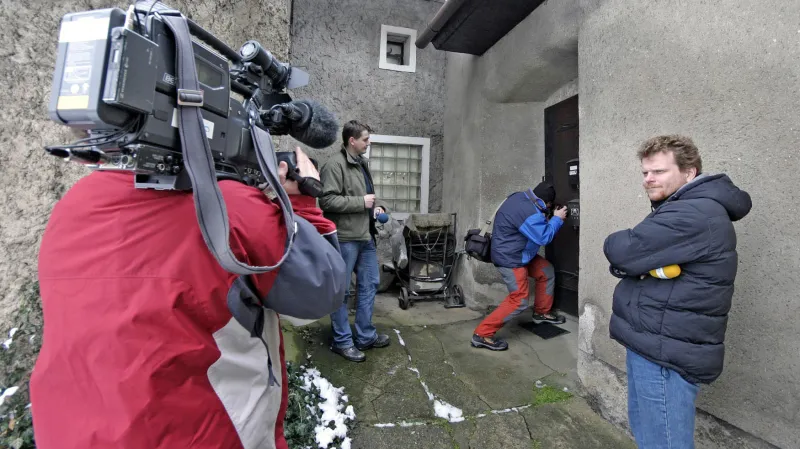 Březen 2007, novináři čekají před chalupou Miloše Zemana na jeho vyjádření. Zeman se v té době rozhodl ukončit členství v ČSSD. Z několika nezávislých zdrojů se údajně dozvěděl, že trestní oznámení, které na něj bylo podáno v takzvané kauze Altner, inicioval předseda ČSSD Jiří Paroubek.