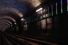 Pražský dopravní podnik spustil nový reklamní systém. Cestující metra uvidí LED inzerci v tunelech