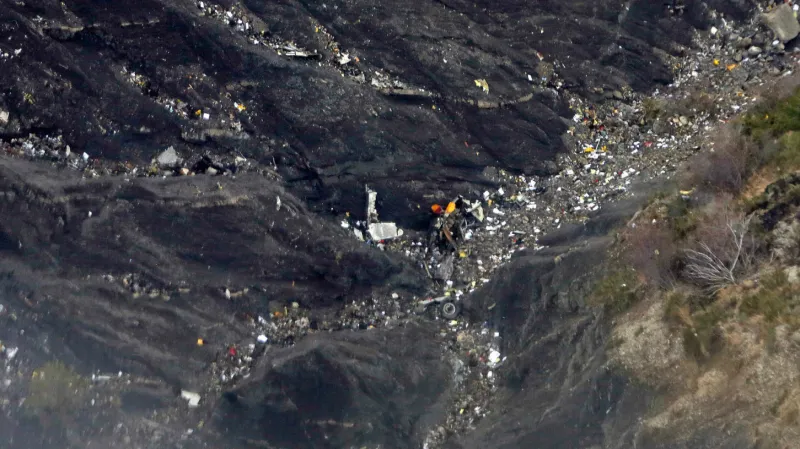 Trosky letadla na skalní stěně