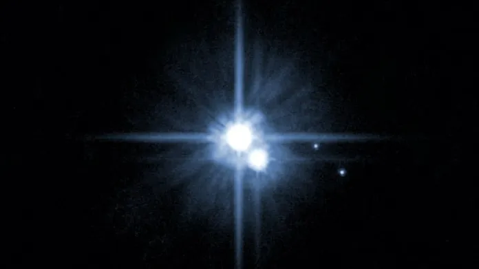 Snímek Pluta a jeho čtyř měsíců pořízený Hubbleovým teleskopem