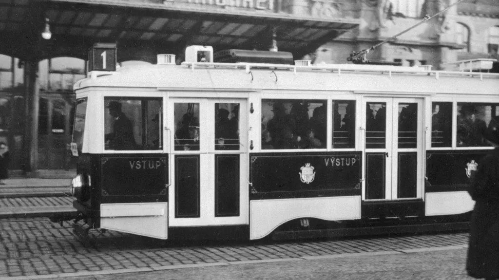 Tramvaj před Wilsonovým nádražím