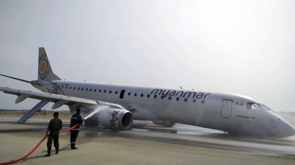 Myanmarské letadlo, které přistálo bez předního podvozku
