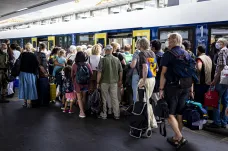 Německá nádraží praskají ve švech, poslední víkend platí levné jízdenky. Politici se přou, co dál