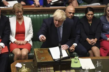 Památku zavražděné poslankyně Coxové uctíme dokončením brexitu, řekl Johnson. Spustil bouři
