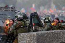 Horký začátek týdne v Chile. Policie tvrdě zasáhla proti demonstrantům, do toho udeřilo zemětřesení