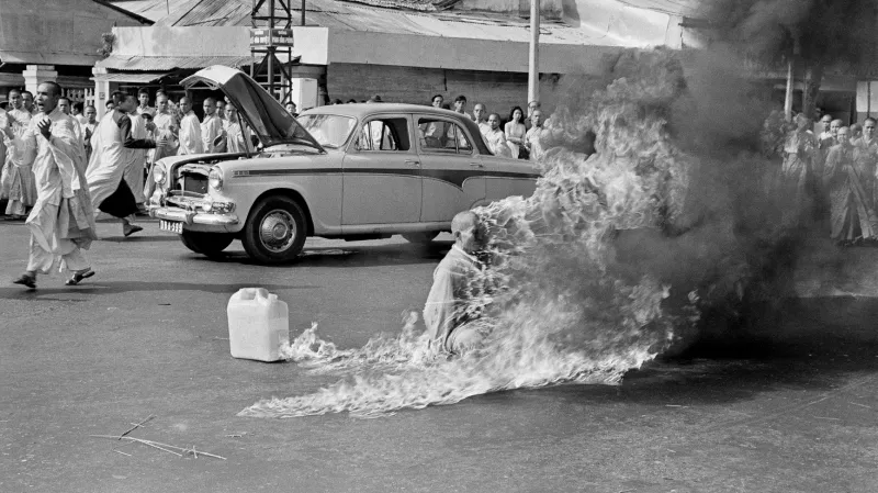 Mnich Thich Quang Duc v plamenech