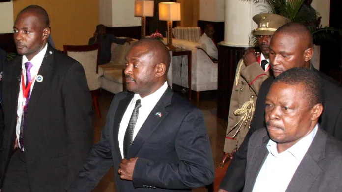 Prezident Pierre Nkurunziza (uprostřed)