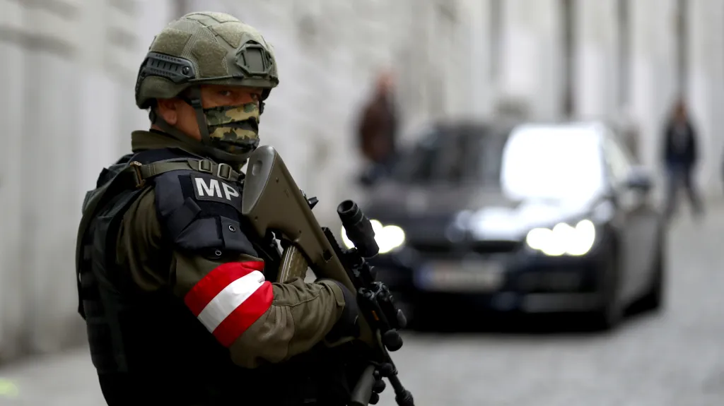 Rakouský vojenský policista v centru Vídně