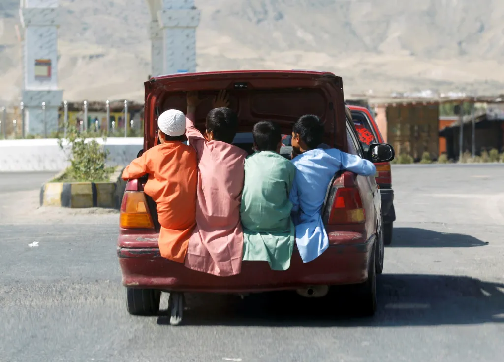 Afghánští chlapci jedou na festival svátku přerušení půstu, který se koná v provincii  Laghmán