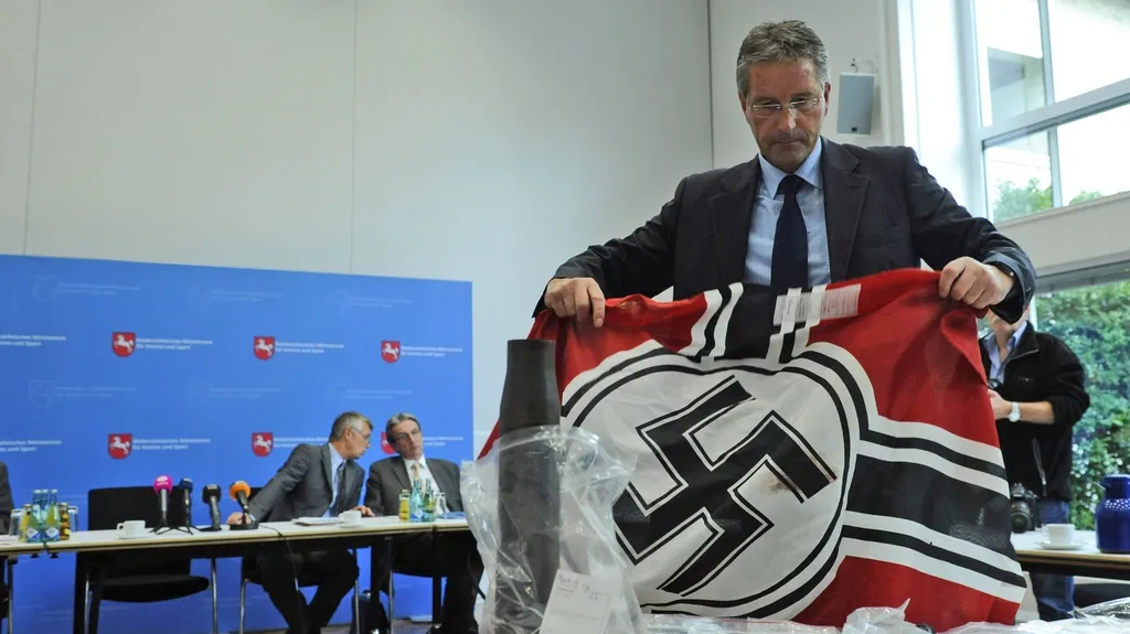 Policie zabavila vlajku neonacistické skupiny Besseres Hannover