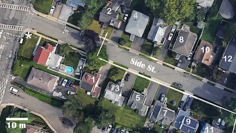 Bílými šipkami je znázorněna trasa, po které jestřáb útočil na hejno ptáků krmících se před domem č. 2. Jestřáb se objevil na stromě před domem č. 11, jakmile zvuková signalizace na semaforu na křižovatce (označená bílými hvězdičkami) naznačila, že červené světlo bude svítit déle než obvykle, a zaútočil, když fronta aut dojela k domu č. 8, což jestřábovi umožnilo přesunout se na strom před domem č. 1, aniž by byl viditelný pro potenciální kořist.