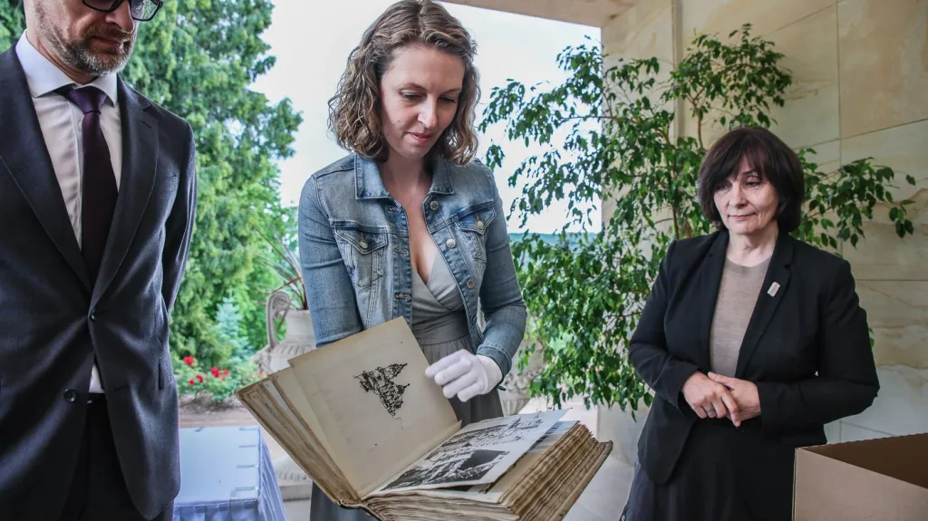 Kateřina Konečná, kastelánka vily Stiassni, ukazuje disertační práci Ernsta Wiesnera