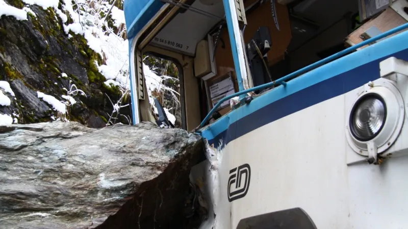 Skalní sesuv na trati způsobil vykolejení vlaku