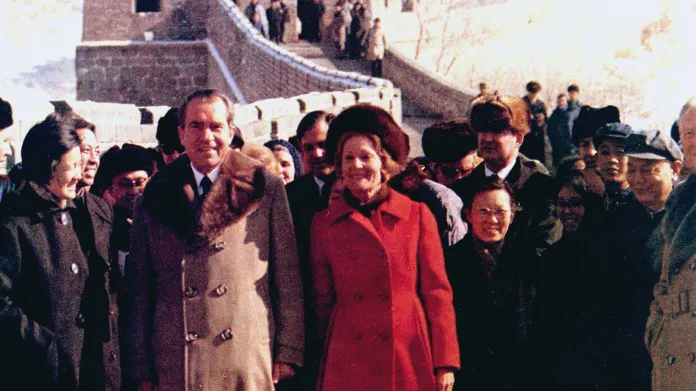 Richard a Pat Nixonovi s domácí delegací na Velké čínské zdi