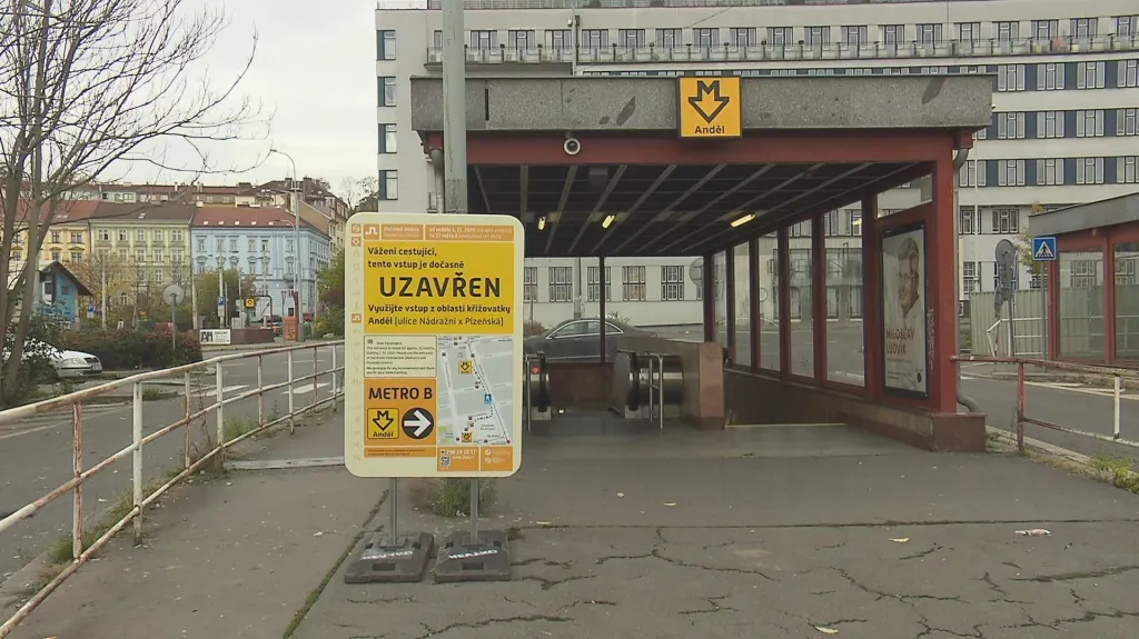 Uzavřený vstup do stanice metra Anděl